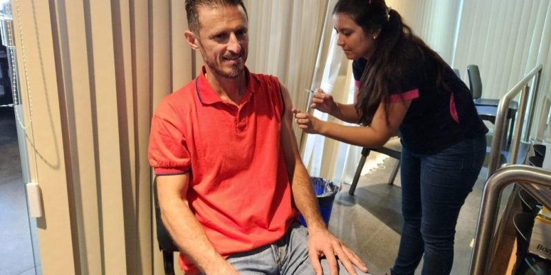 vacunadora aplica dosis en el brazo de un empleado del IPLyC.